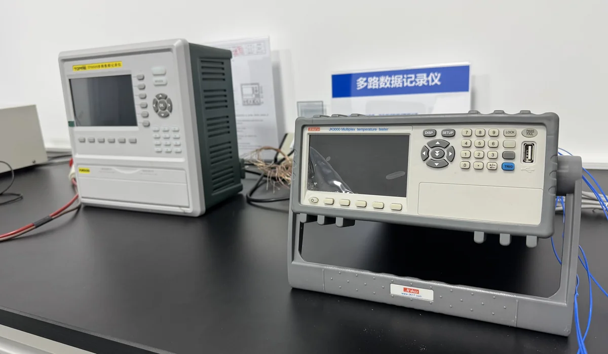 Laboratorio de pruebas de aparatos de masaje en la base de producción
