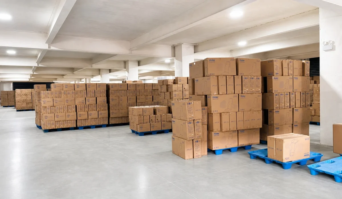Productos terminados preparados en un almacén de equipos de masaje