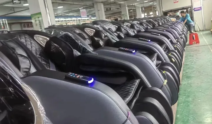 Sillones de masaje en una línea de comprobación antes de la preparación del pedido
