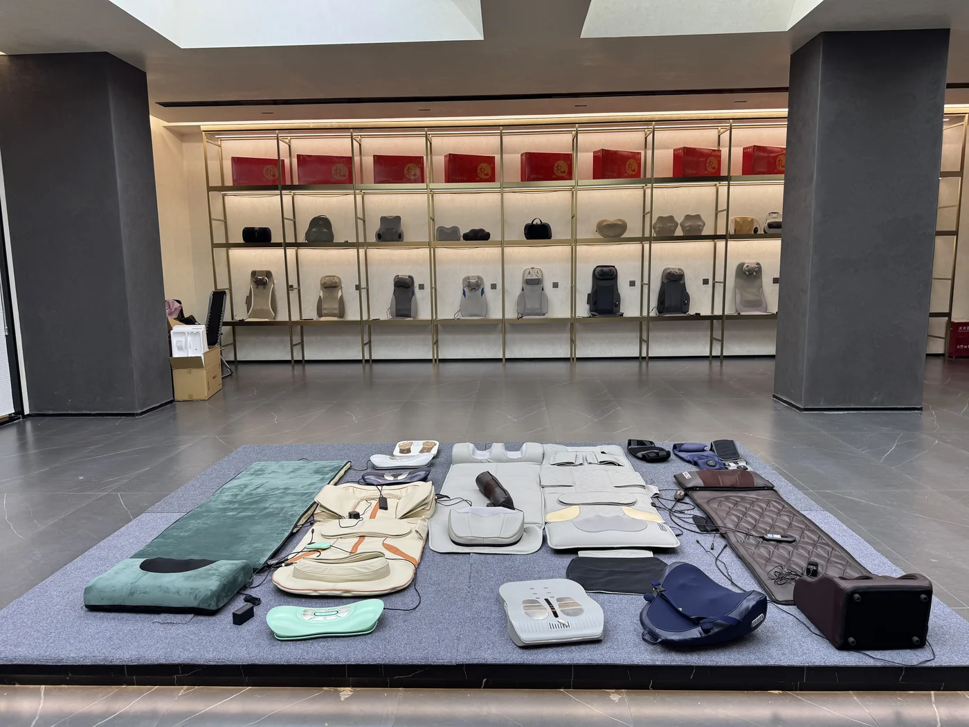 Muestra de masajeadores compactos expuesta en la sala de producto de LH WELL