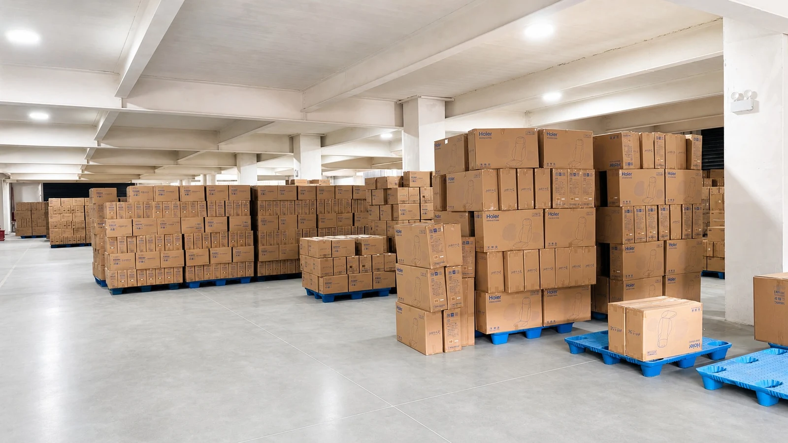 Equipos de masaje terminados organizados en el almacén